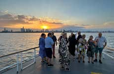 Passeio de barco ao entardecer pelo Rio da Prata